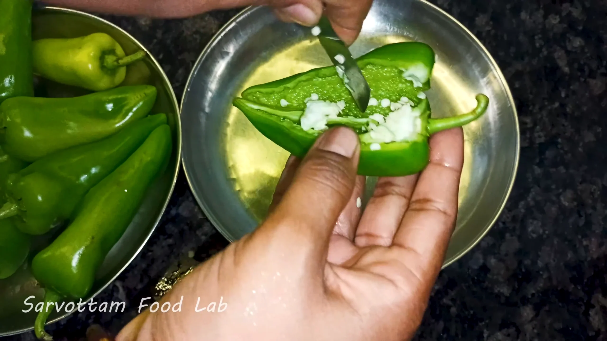Bharela Marcha Bhajiya served with chutney